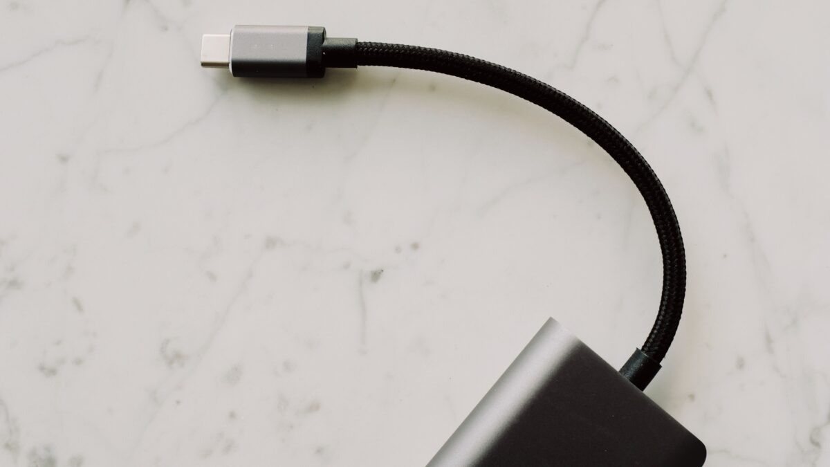 Cable USB-C sobre una superficie blanca