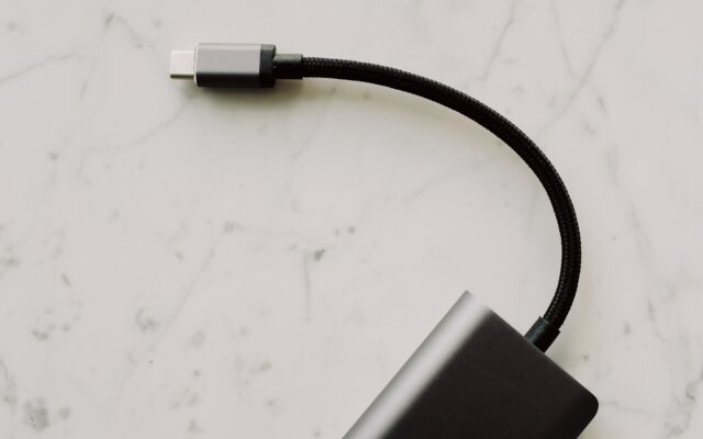 Cable USB-C sobre una superficie blanca