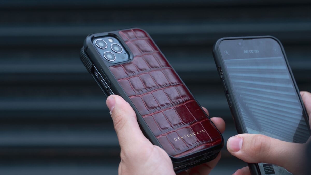 Persona sostiene dos celulares distintos para compararlos, foto ilustrativa de GENTCREATE en Pexels