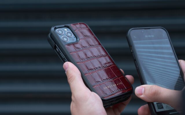 Persona sostiene dos celulares distintos para compararlos, foto ilustrativa de GENTCREATE en Pexels